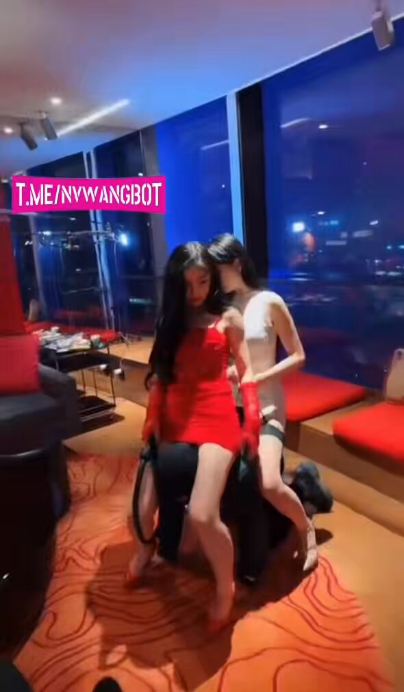 骑马调教，双名媛女王胯下的坐骑，骑完马休息的时候贱狗舔鞋底。完整版 23 分钟. #骑马调教 #舔鞋底 #羞辱调教