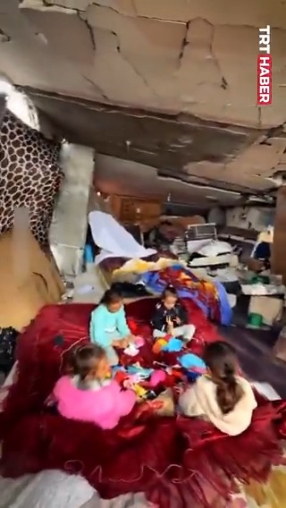 Filistinli bir aile, enkaza dönen evlerinde yaşam mücadelesi veriyor…