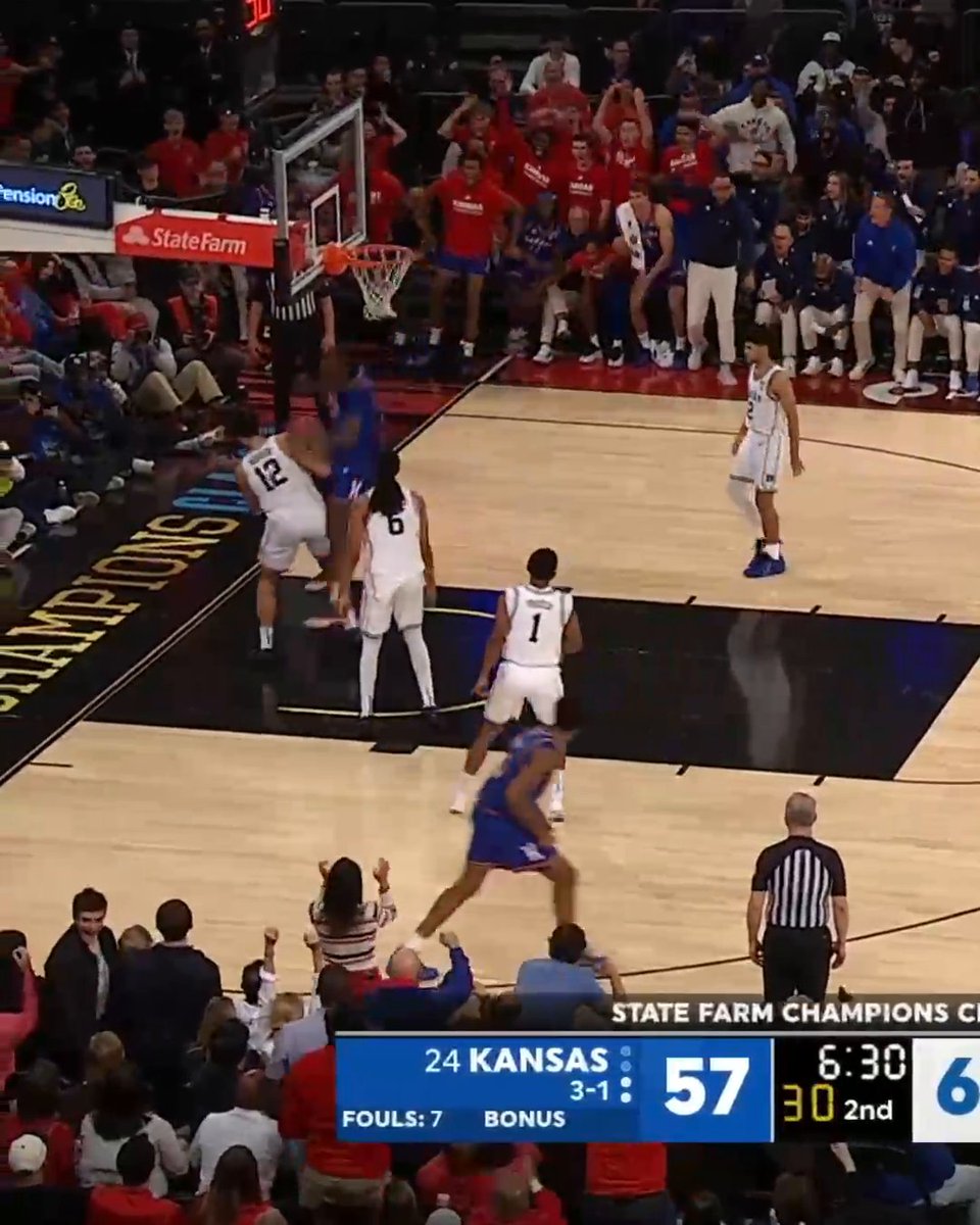 FLORY BIDUNGA POSTERS CAMERON BOOZER 😳 Watch the ending of Kansas-Duke NOW on ESPN and the ESPN app 👀