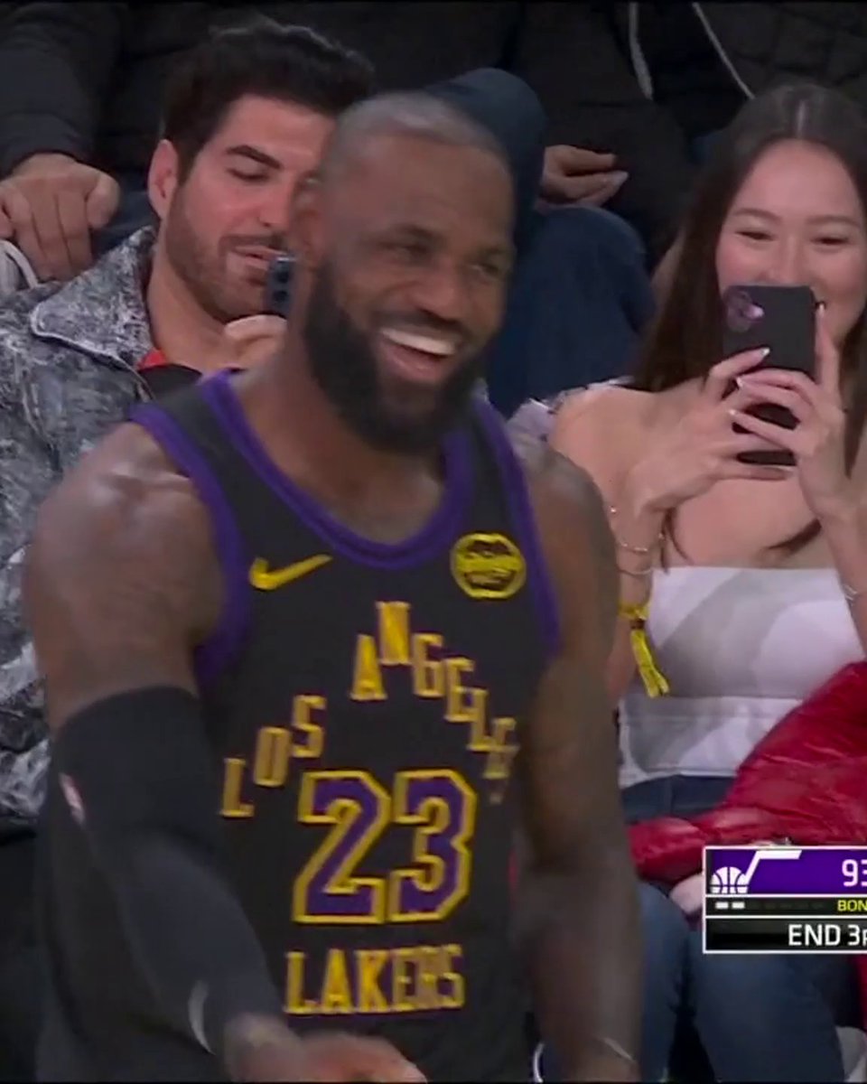 LEBRON ASSIST AT THE BUZZER IN HIS SEASON DEBUT 😤 The pose after 🔥