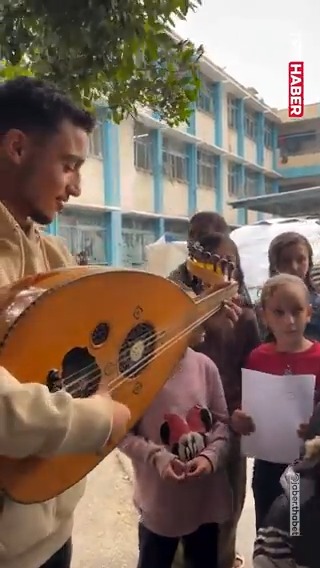 "Yağsın ey dünya! Yağsın ki mevsimimiz artsın ve güzelleşsin. Sular aksın ve tarlamızda yeni ekinler yükselsin..." Gazze'nin umut dolu çocukları, yağmur altında şarkı söyledi.
