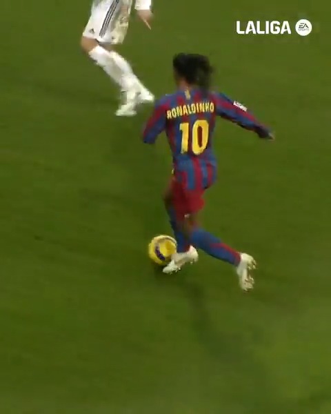Pura magia brasileña. 🌟 Tal día como hoy, hace 20 años, Ronaldinho marcaba este doblete en el Bernabéu. LALIGAHistory