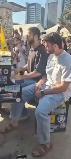Alon Ohel, a survivor of Hamas captivity, walked into Hostages Square today and sat at the piano, waiting for it. He played “Song Without a Name”, the song that carried him through months in darkness. A moment of resilience. A reminder of the human spirit they tried to break but couldn’t.