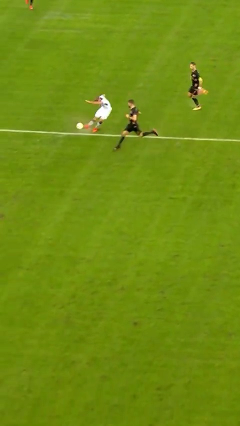 Roofe from the halfway line 👀 #UEL | Rangers Football Club