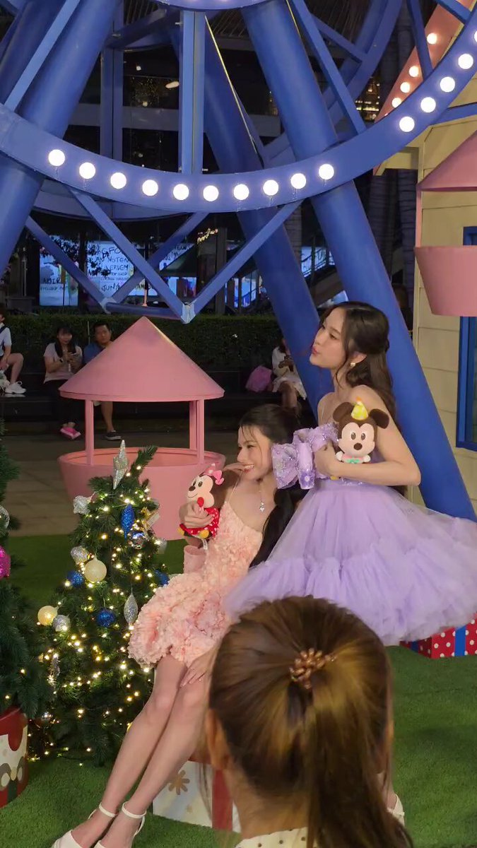 โลกก็จะเอียงๆ นิดหน่อยย FREEN BECKY AT CTW XMAS #CTWXmasxFreenBecky #centralwOrld #CTWTheMagicalStars2026 #CTWWorldsBestFestiveDest #เที่ยวดิสนีย์ที่เซ็นทรัล #srchafreen #beckysangels #FreenBecky #ฟรีนเบค