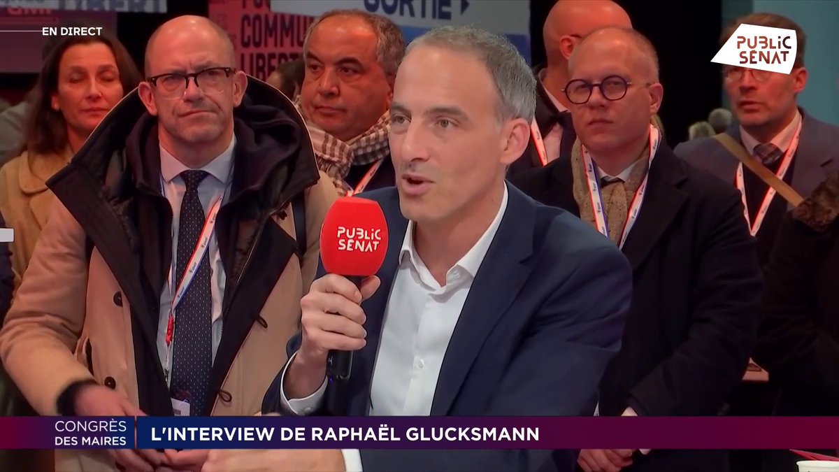 “La France souffre de sa centralisation, de sa concentration des pouvoirs. Si vous êtes un décentralisateur, vous associez les gens à un processus, il faut qu’on lance une grande convention de la décentralisation”, estime le député européen Raphael Glucksmann #CongresDesMaires