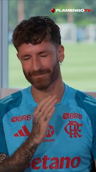 Antes de vir jogar no Mengão, o Léo Pereira teve chance de ver o Pet tirar onda com faltas na gaveta. O #ResenhaDoGalinho completo está na FlamengoTV: