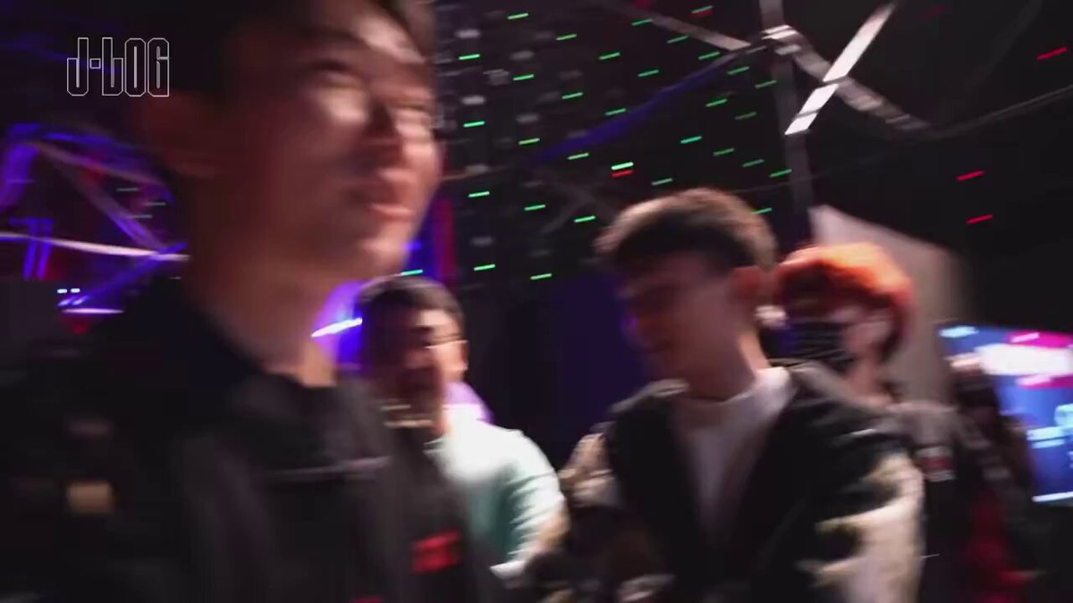 One thing I find genuinely endearing about Peyz is how deeply supported he is by his family. When he debuted in the LPL with JDG, his entire family flew to China just to cheer him on ❤️ Backstage, they talked with the team while Scout translated. Peyz’s dad told Missing to take good care of his son, and Missing immediately said, “Ok, no problem.” His dad even said that if the team ever visits Korea, they’re all invited to their home 🥹🫳🏻