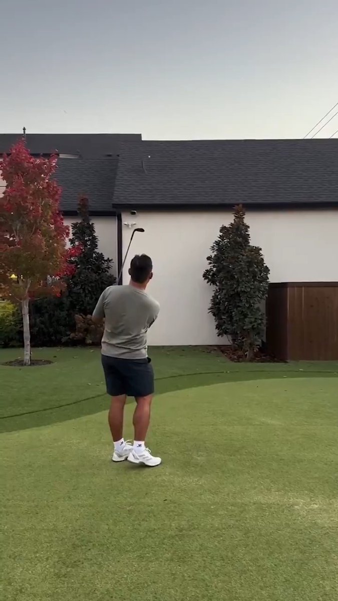 Si Woo Kim makes an insane trick shot on just the third try! 🤯 (📹: IG/ siwookim_official)