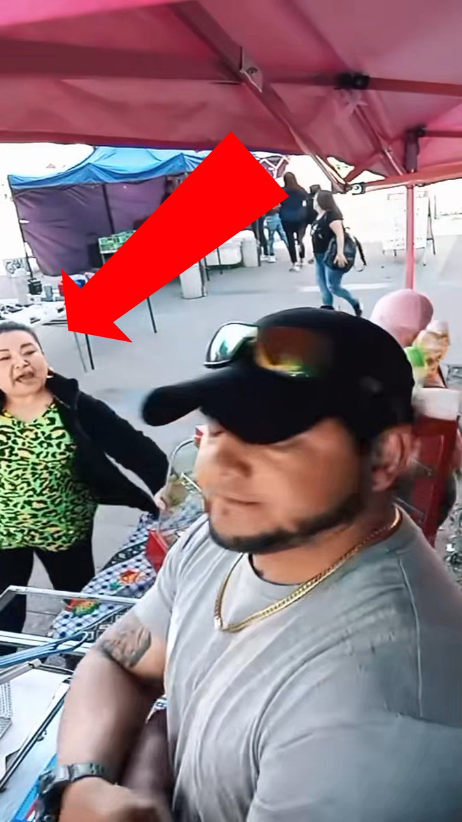 Mujer destruye un puesto por repartir comida a gente sin hogar Una mujer en Chile destruyó el puesto de una pareja de venezolanos por donar comida a personas sin hogar. El dueño afirmó que la agresión ocurrió porque ella se oponía a que regalaran comida.