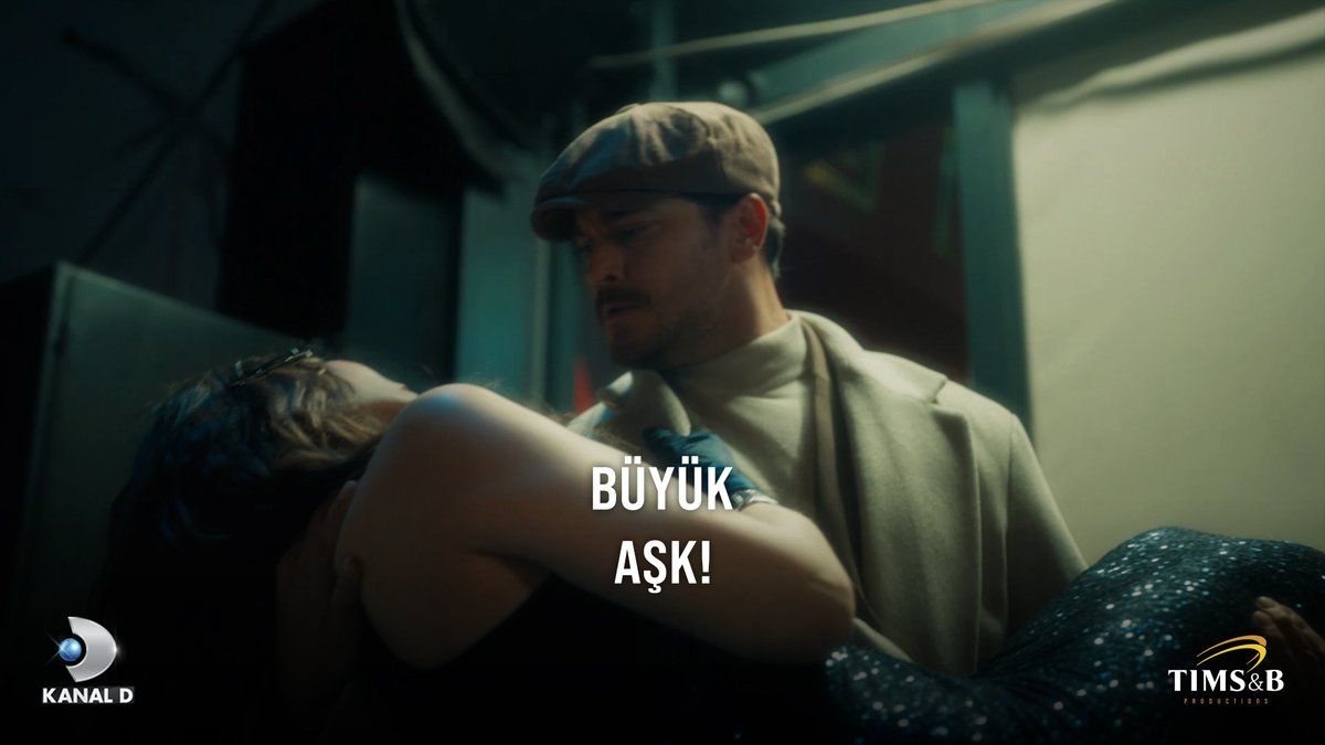 “Nisan Akyol ve Eşref Tek’in büyük aşkı!” Eşref, Nisan’ı alıp çıkışı sağlıyor. 🤫 #EşrefRüya yeni bölümüyle #KanalD’de. @kanald @timsandb