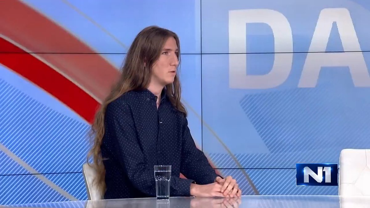 "Počeli su da gurkaju koleginicu koja je stajala pored mene, ja sam stao u odbrambeni položaj i hteo sam da kažem 'ajde bre, ti od dva metra sa štitom, zašto nasrćeš na devojku', ali nisam stigao ni da završim rečenicu do kraja, kada me je udario štitom u glavu", rekao je student Vukašin Đinović, jedan od najinteligentnijih mladih talenata ove zemlje, koji je udaren štitom u glavu u Novom Sadu u ponedeljak #DanUzivo Maja Dragić 🍓
