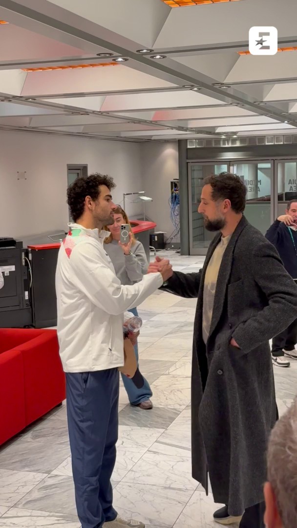 Incontro tra due idoli dello sport 🇮🇹 a Bologna durante la @daviscup 🏀🤝🎾 📹 Matteo Zorzoli #Berrettini #Belinelli #EurosportTennis #DavisCup