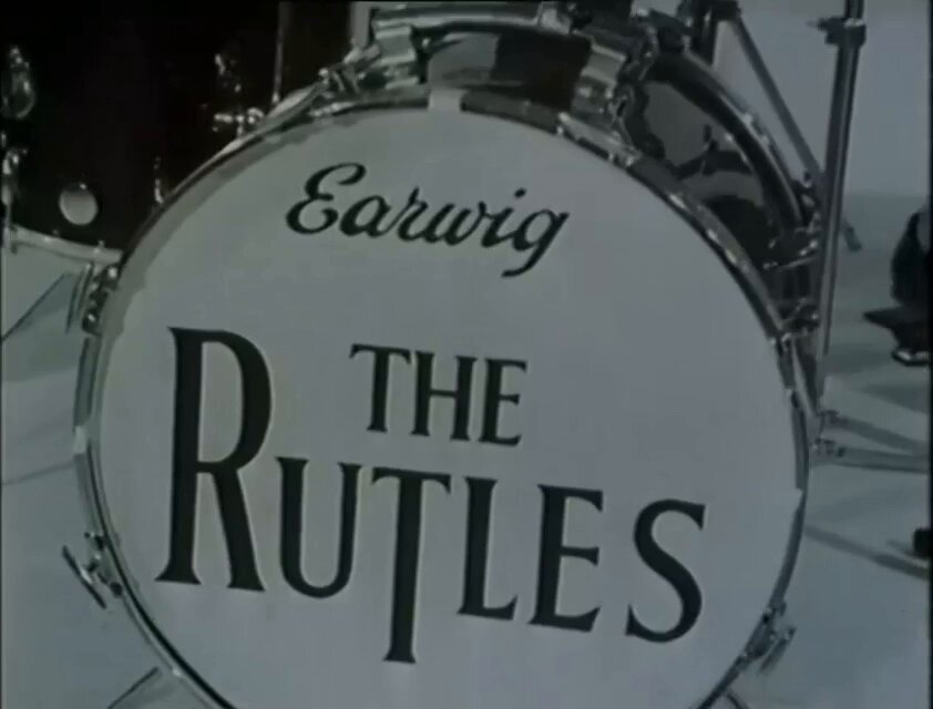 Los documentales musicales son un género consolidado hoy, pero no tanto en 1976. El Python Eric Idle quiso hacer uno, a su manera, sobre una fabulosa banda de cuatro chicos de Liverpool. Empezaba así. Damas y caballeros, bienvenidos al #MakeEmLaugh de The Rutles. HILO🧵⤵️