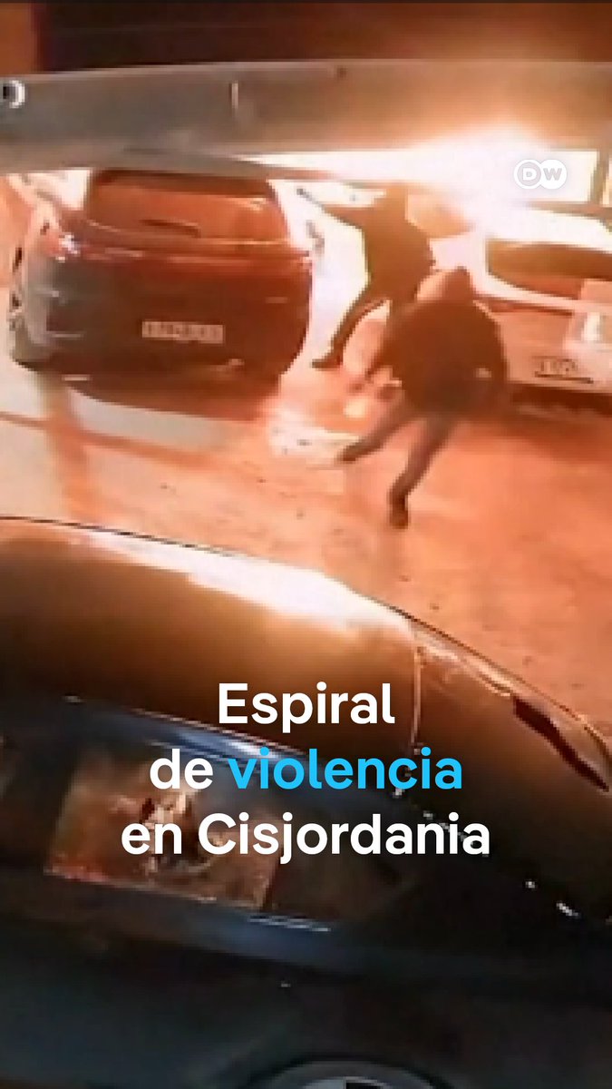 Se dispara la violencia entre la Cisjordania ocupada Decenas de colonos israelíes atacaron una aldea palestina en la Cisjordania ocupada, quemando tres viviendas y diversos vehículos. Se trata de un episodio más en la creciente violencia. Tan solo en octubre, la ONU registró 264 ataques, en el peor mes desde 2006. La espiral también afecta a la población israelí de los asentamientos: Un colono murió y otros tres resultaron heridos este martes en un ataque con cuchillo perpetrado por dos jóvenes palestinos de 18 años.
