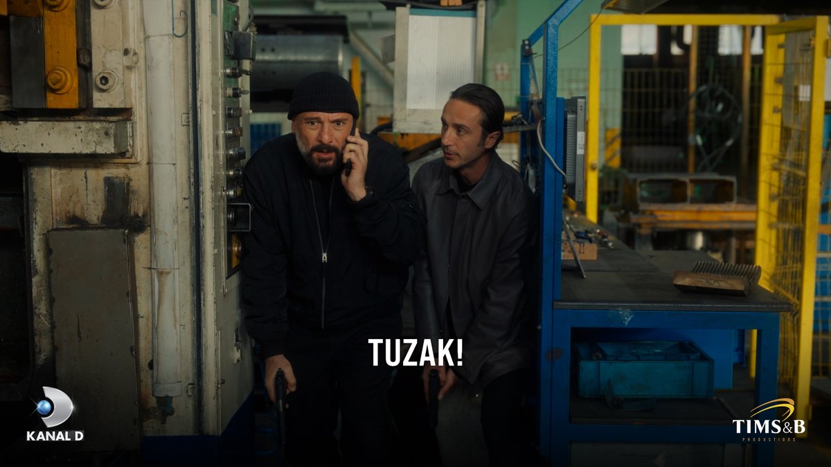 “Polisler geldi bir an önce buradan çıkmamız lazım!” #EşrefRüya yeni bölümüyle #KanalD’de. Kanal D @timsandb