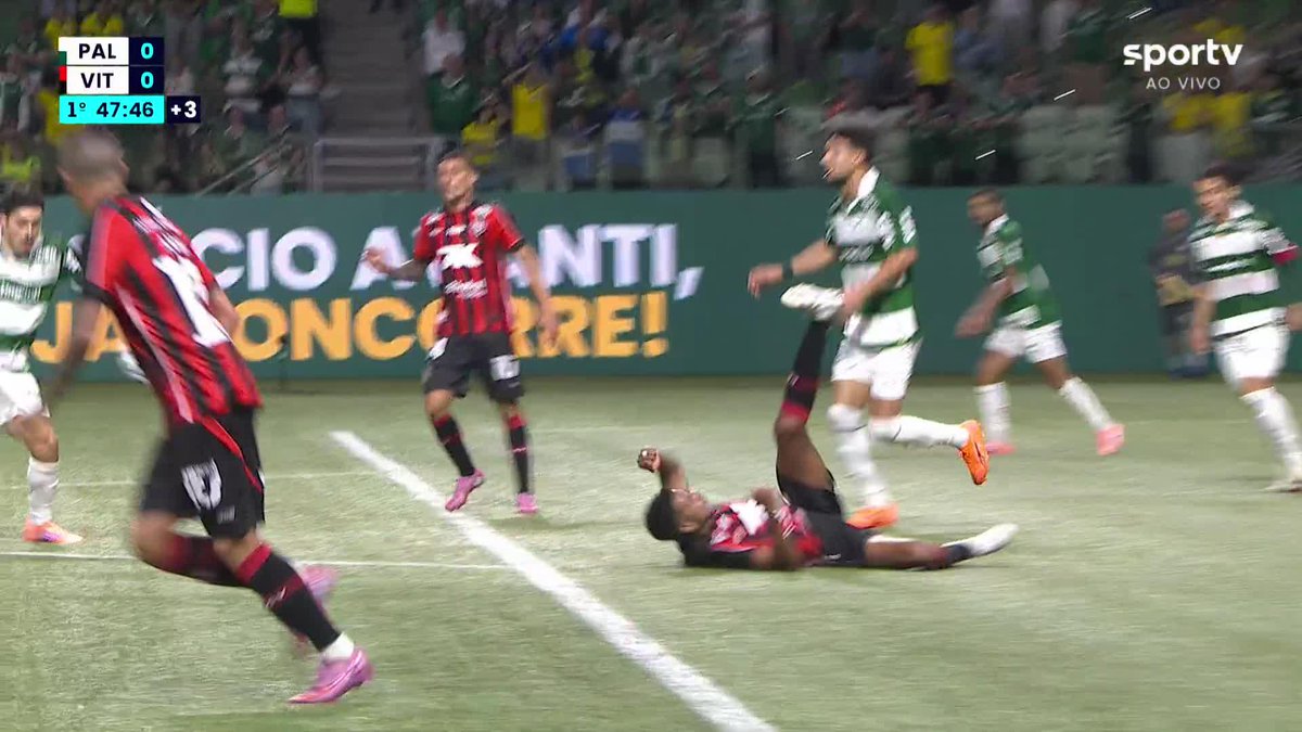 Jogadores do Palmeiras reclamaram de pênalti nesse lance, mas a arbitragem mandou seguir e o VAR não recomendou revisão. Opiniões? 🎥 sportv | ge