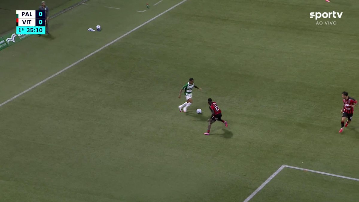 O salseiro que Allan fez na zaga do Vitória. 🎥 sportv | ge
