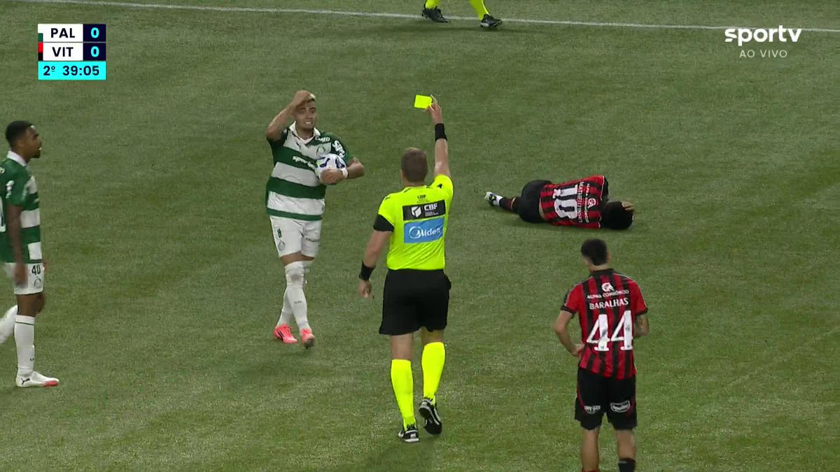 O lance do cartão amarelo para Andreas Pereira em Palmeiras x Vitória. 🎥 sportv | ge