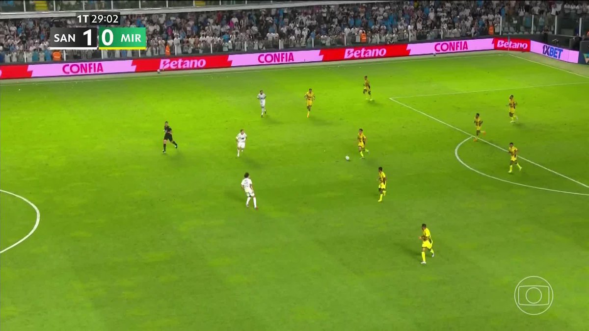 Neymar tentou uma jogada e caiu no chão com dores no joelho. O craque socou o gramado, gerou muita preocupação na Vila Belmiro, mas voltou para o jogo. 🎥 TV Globo 📺 | ge