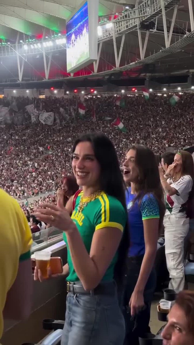 LA CARA LO DICE TODO... Parece que Dua Lipa disfrutó el triunfazo 2-1 de Fluminense en el clásico contra Flamengo en el Maracaná. 🥲⚽🇧🇷 📹 Fluminense F.C.