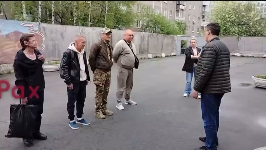 Знающие люди утверждают, что регулярная армия РФ уничтожена ещё в 2023 году. Но у этих смертников никаких вопросов не возникает. Как один ватник мне говорил - "Вот вернусь, вся грудь в медалях и орденах" 🤣