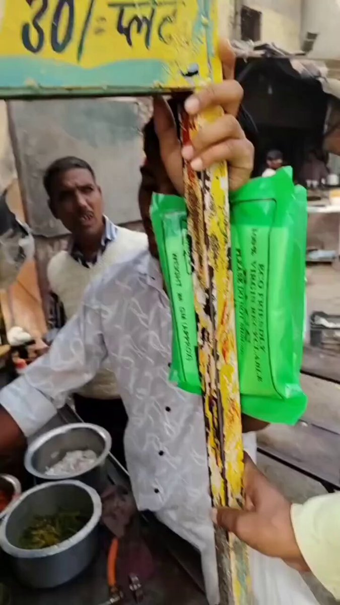 This stall vendor is a Muslim, but he is running his stall under the name ‘Ram Ji Ke Chole Bhature. If he wants to run his stall with a Hindu name, then why doesn’t he become a Hindu?