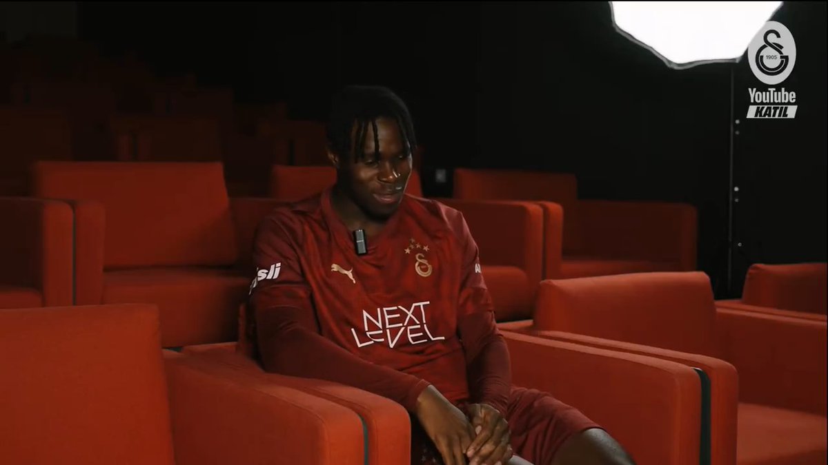 Wilfired Singo: "Şampiyonlar Ligi'nde Galatasaray'ın yarı finale, finale ulaşması ulaşması için elimizden geleni yapacağız. Hatta neden kazanmayalım? Çünkü çok iyi takımımız var. İnşallah." (GS Youtube Katıl)