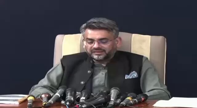 اس رپورٹ میں Corruption is persistent and corrosive feature of Pakistan Governance یہ IMF نے پاکستان کو خطاب دیا ہے۔ رپورٹ کہتی ہے کہ پاکستان میں کرپشن کی ابتدا ایلیٹ کیپچر سے ہوتی اس میں انہوں نے شوگر مافیا کا ذکر کیا،اس کیس سٹڈی میں 2018/19 پی ٹی آئی حکومت میں چینی برآمدات کی اجازت جو ابھی پچھلے سال بھی دی گئی اس کا حوالہ دیا ہے۔ اس کے پارٹ ٹو کا ذکر ساتھ نہیں کیا گیا کہ FIA نے عمران خان کے کہنے پر اس سکینڈل کی تحقیقات کروائی تھیں اور اس کے جو ذمہ داران تھے ان کو سامنے لایا گیا تھا جن کے خلاف کاروائی بھی شروع ہوئی جس کو پی ڈی ایم کی حکومت نے آکر روک دیا۔ ایلیٹ کیپچر میں رپورٹ کہتی ہے کہ یہ آفیشل پالیسی میکرز جن کے پاس پبلک اتھارٹی ہے ان کا گٹھ جوڑ ہے اس وجہ سے پاکستان میں کرپشن بڑھتی ہے۔ اس کے بعد کہا گیا کہ ان پالیسی میکرز نے عدلیہ کو بھی کنٹرول کررکھا ہے ان کو عدلیہ پروٹیکٹ کرتی ہے۔ پاکستان میں احتساب کا نظام نہ ہونے کی وجہ سے عوام کا اینٹی کرپشن اداروں سے اعتماد اٹھ چکا ہے۔ مزمل اسلم