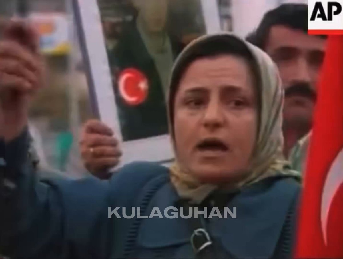 Teröristbaşı öcalan’ın yakalandığı haberini alan Türk Milleti ‘öcalan’a ne yaparsınız?’ sorusuna yanıt veriyor: (1999) Dün idamı istenen teröristbaşının bugün ayağına gidiliyor, meclis’e çağrılıyor, umut hakkı talep ediliyor. (2025)