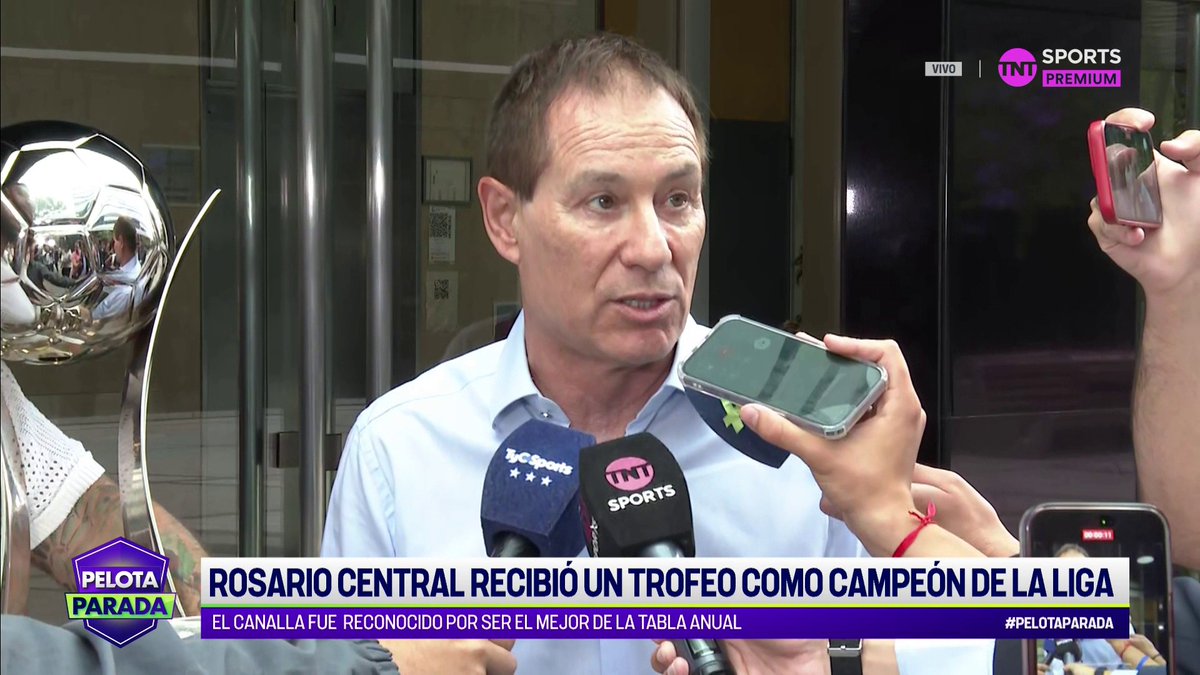 "HICIMOS UN GRAN TORNEO. AGRADEZCO A TAPIA, TOVIGGINO Y A TODOS LOS PRESIDENTES POR EL RECONOCIMIENTO" La palabra de Ariel Holan, director técnico de Rosario Central, tras recibir el reconocimiento y el trofeo como campeones de liga #PelotaParada