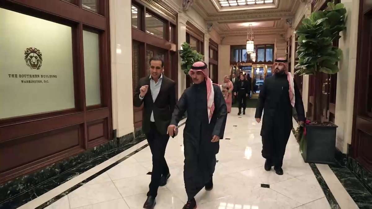 وزير الإعلام السعودي سلمان الدوسري يجري زيارة لمكتب شبكة العربية في واشنطن، حيث التقى المدير العام للشبكة ممدوح المهيني وفريق المراسلين في الولايات المتحدة #السعودية #قناة_العربية