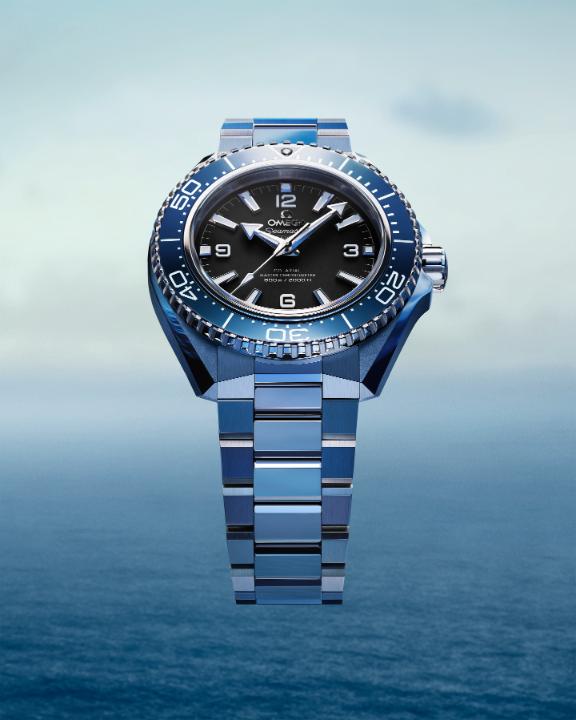 Inspired by Seamaster heritage, the Planet Ocean is now slimmer and more angular than before. The transformation is clear in this 42 mm stainless steel mode, with a black rubber strap and ceramic bezel ring in blue. See more at #OMEGA #PlanetOcean