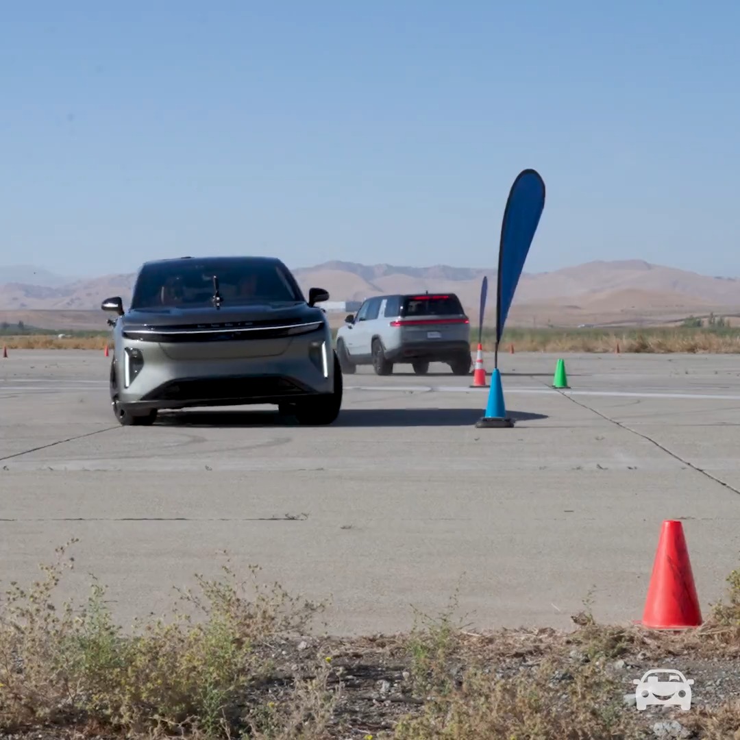 Rivian R1S Tri Max vs Lucid Gravity Grand Touring in the ultimate test of handling and performance 👇