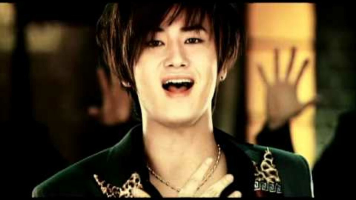 17 years ago today, SS501 (as SS501 Unit) released their Special Album ‘U R MAN’ with the title track of the same name.