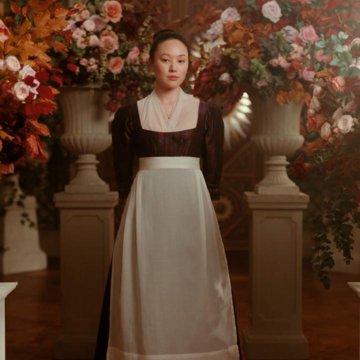 Queridos lectores, parece que tenemos un nuevo rostro en la alta sociedad. Esta autora solo puede preguntarse qué veremos de la señorita Sophie Baek esta temporada…✨ La primera parte de #BridgertonNetflix llega el 29 de enero.