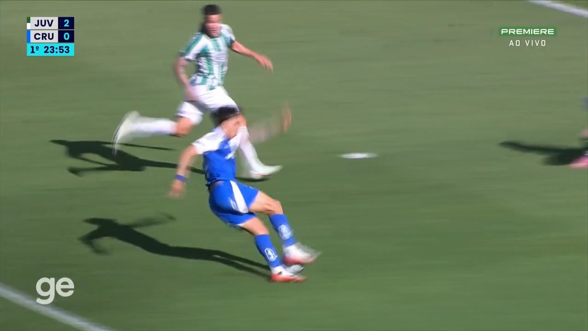 Kaio Jorge ficou cara a cara com o goleiro Jandrei e teve a chance de diminuir para o Cruzeiro, mas escorregou. 🎥 Premiere | ge