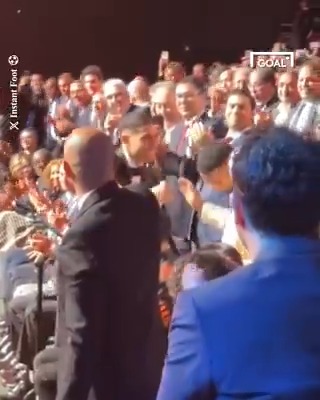 قام بتصرف لا يصدق.. شاهد أول شيء فعله حكيمي بعد إعلان فوزه 😱🔥