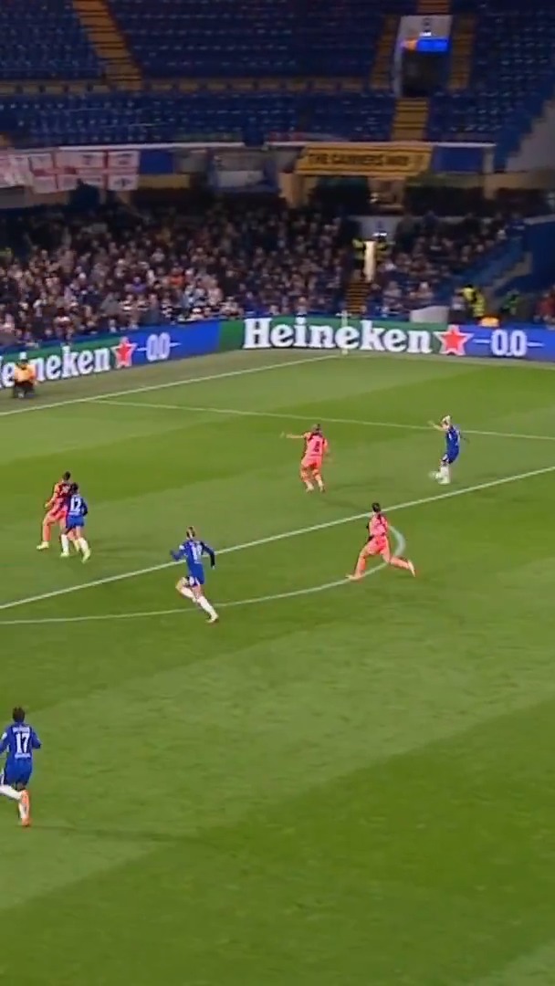Ellie Carpenter, what a strike to give Chelsea the lead! 🤩