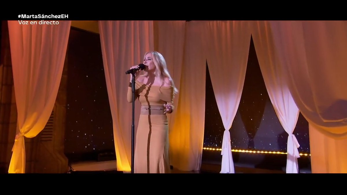 .Marta Sánchez canta en directo su nuevo single, ‘Abrázame’ #MartaSánchezEH