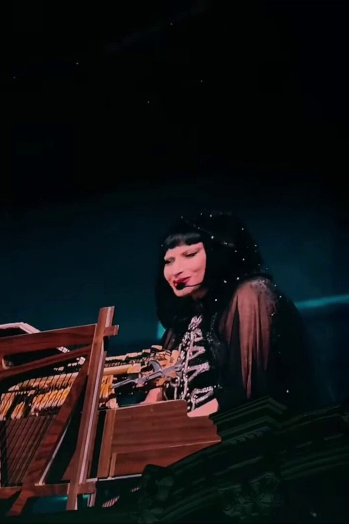 😭 PERFEITA! Em Paris, Lady Gaga entregou uma das melhores performances de "Hair" da carreira, hoje (20). THE MAYHEM BALL