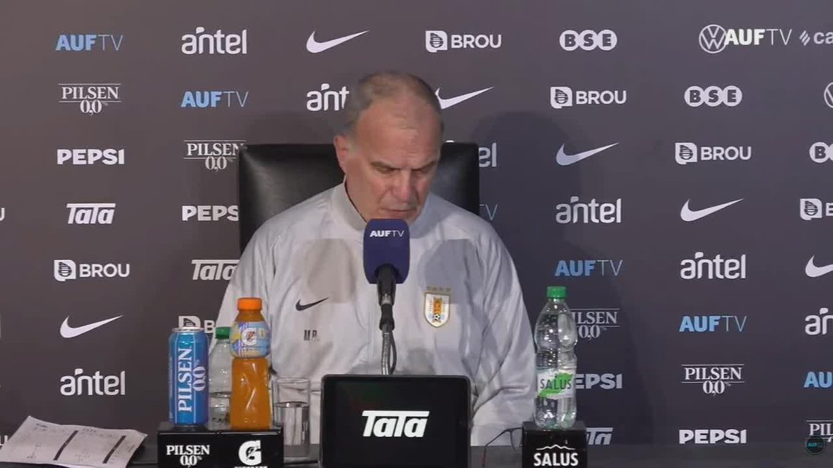 💪"LA MISMA FUERZA DESDE EL PRIMER DÍA PARA SEGUIR EN LA SELECCIÓN HASTA EL MUNDIAL" 🇺🇾 El Loco Bielsa confirmó en conferencia de prensa que seguirá siendo el DT de Uruguay 😳 OJO: ¿Estuvo cerca de irse en otro momento?