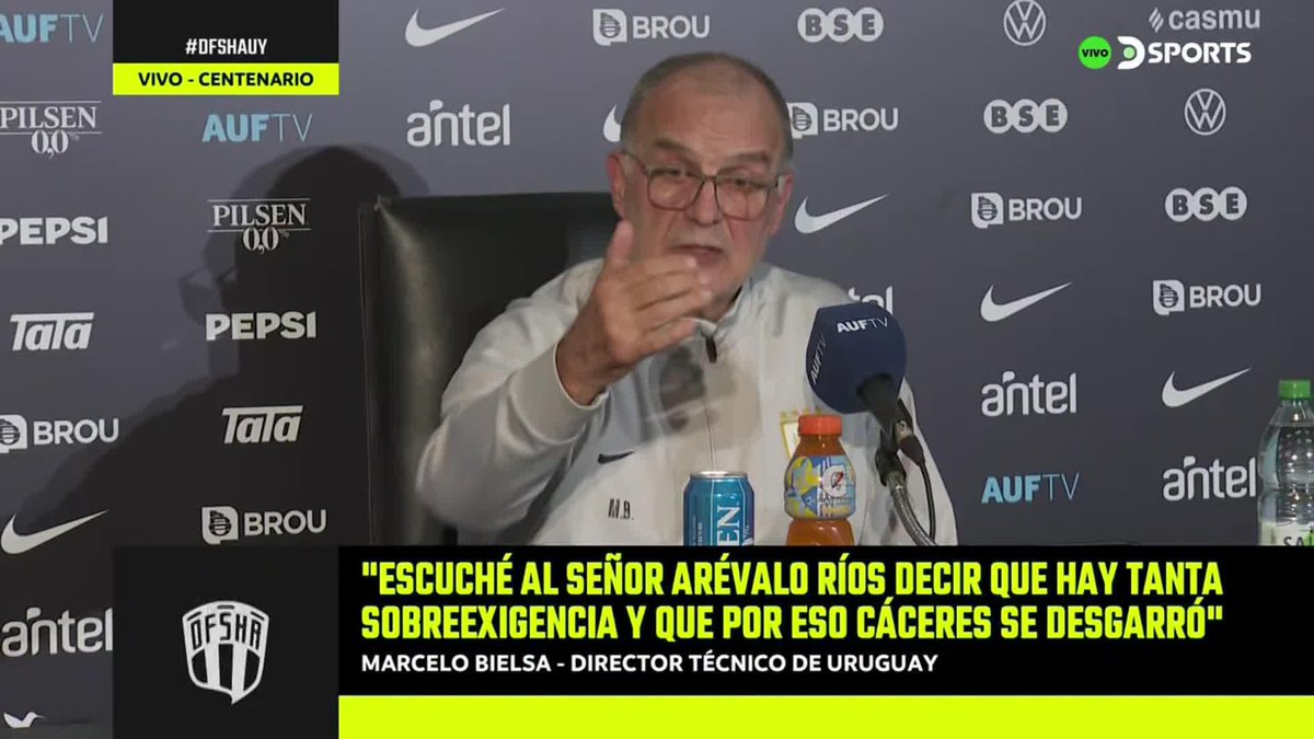 "YO SOY TÓXICO, EL QUE SE RELACIONA CONMIGO EMPEORA" 🇺🇾🔥 🗣️ La frase que dejó Marcelo Bielsa, DT de la selección uruguaya, en conferencia de prensa en el Museo del Fútbol. 🎙️ #DFSHAUY