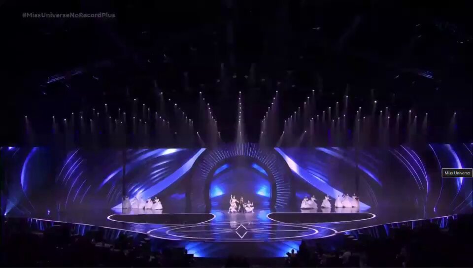 QUEM SABE FAZ AO VIVO — Ele sempre dá o nome! Jeff Satur provando para o universo que não existe maior e melhor artista para mostrar a capacidade artística da Tailândia. Senhoras e Senhores, Ride Or Die! 「🌙」 #MissUniverseXJeffSatur #The74thMissUniverse #JeffSatur 𝗝 𝗘 𝗙 𝗙 𝗦 𝗔 𝗧 𝗨 𝗥 (罗杰夫)