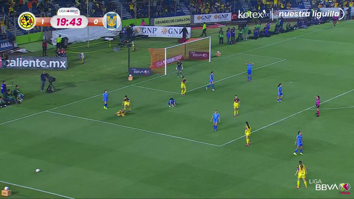 GOOOOOOOL DE SCARLETT🥰💛 Hoy es el cumpleaños de Scarlett Camberos y lo está festejando con este gol de penal en la gran final, el América Femenil ya le gana 2-0 a Tigres🥳💕🦅