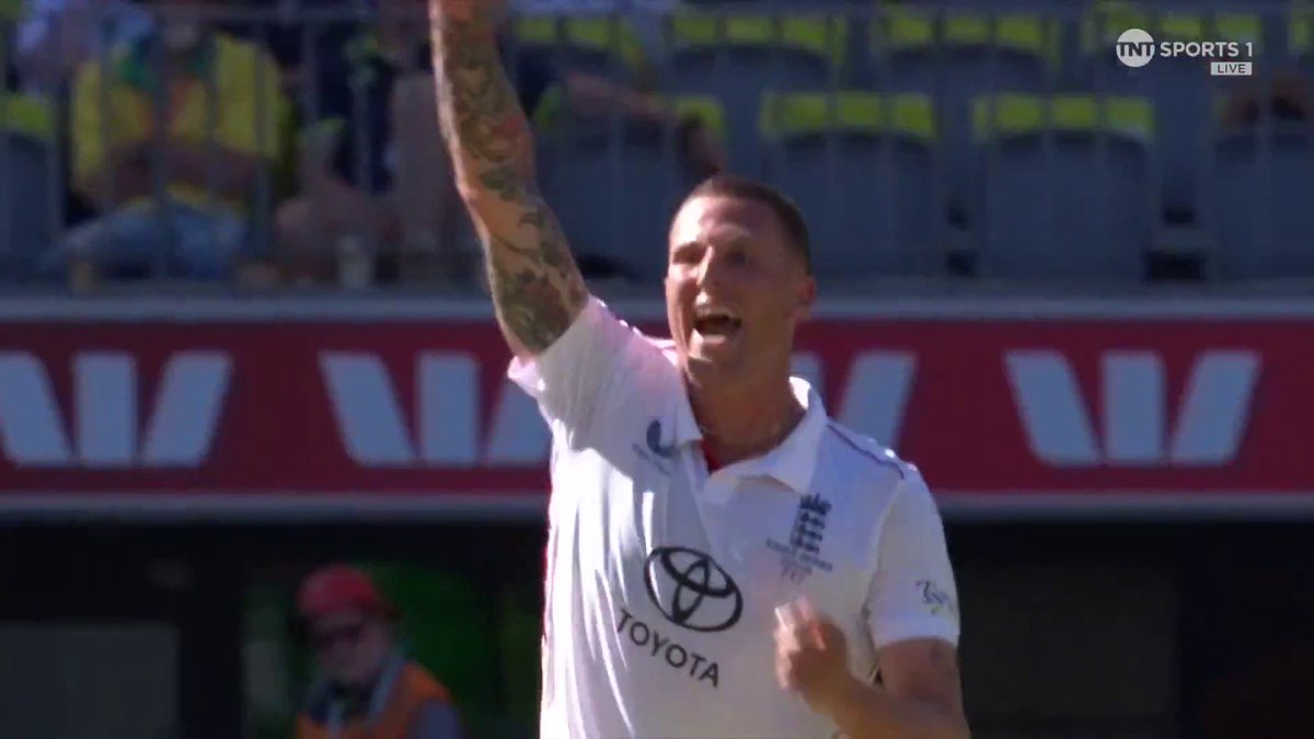 A THIRD WICKET FOR ENGLAND ๐ Steve Smith is OUT and Australia are wobbling! โ ๐บ Watch #TheAshes LIVE on TNT Sports and discovery+