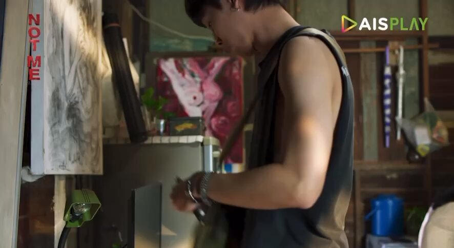 เห็นตัวละครใช้ภาษามือแล้วคิดถึง “หยก NOTME” เลยอะ เป็นอีกหนึ่งตัวละครของเฟิร์สที่ชอบมากจริงๆ เฟิร์สตั้งใจเรียนรู้ไปพร้อมตัวละครจริงๆ ทั้งภาษามือ คิวบู๊ การวาดภาพ ในแง่ของบทก็พูดถึงประเด็นสังคมที่เหลื่อมล้ำ(มาจนถึงปัจจุบัน) ควรค่าแก่การดูจริงๆ อยากให้คนมามุงการแสดงเฟิร์สเยอะๆ 😭