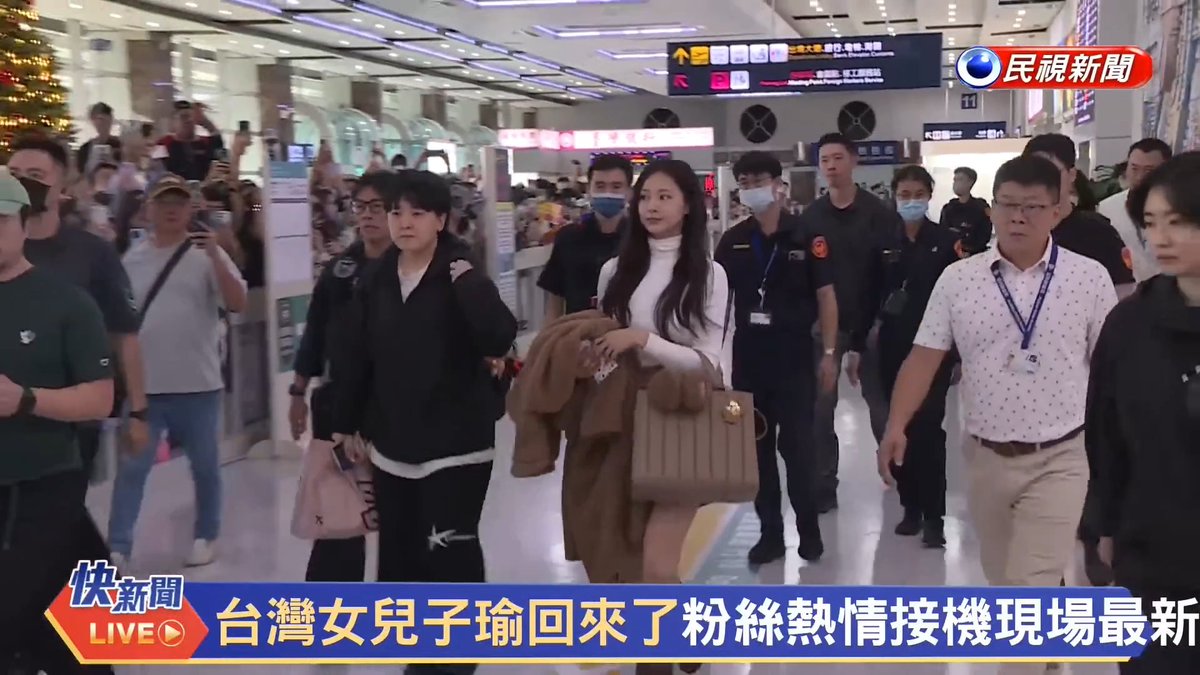 TZUYU has arrived in Kaohsiung, Taiwan with an overwhelming amount of fans ready to welcome the Light of Taiwan home.