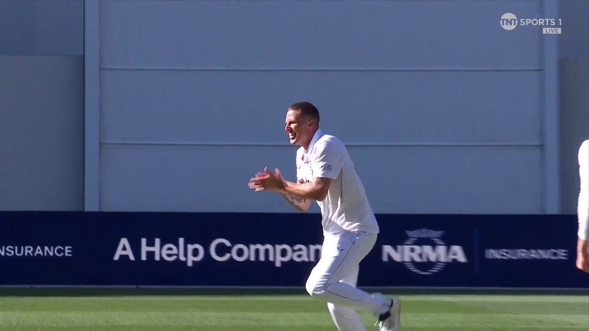๐จ "A TERROR of a ball!" Khawaja walks as Carse gets his second wicket! โ ๐บ Watch #TheAshes LIVE on TNT Sports and discovery+