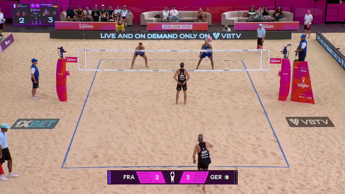 EXPLOIT MONUMENTAL DES 🇫🇷 AUX MONDIAUX DE BEACH-VOLLEY ! Téo Rotar et Arnaud Gauthier-Rat deviennent les premiers Français à se qualifier pour une demi-finale mondiale, c'est absolument fou ! #BVWC2025